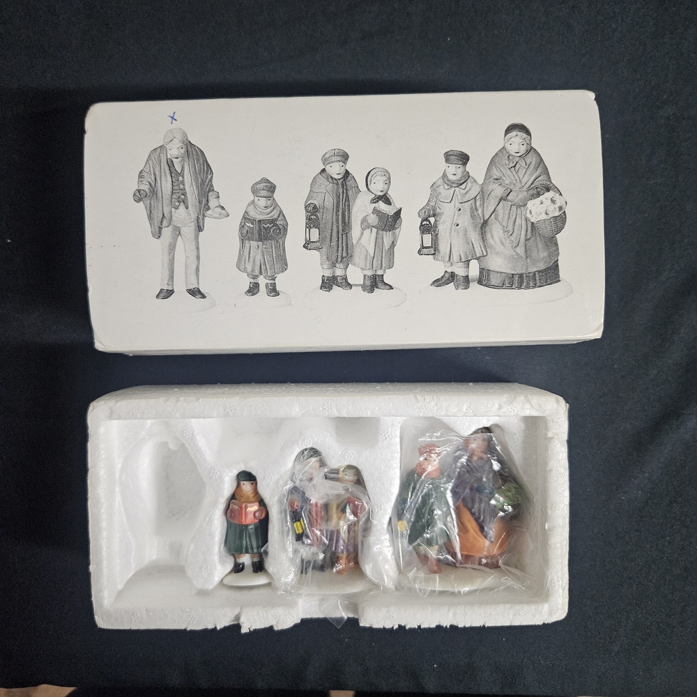 Department 56 - Heritage Village "Carolers On The Doorstep" #5570-0